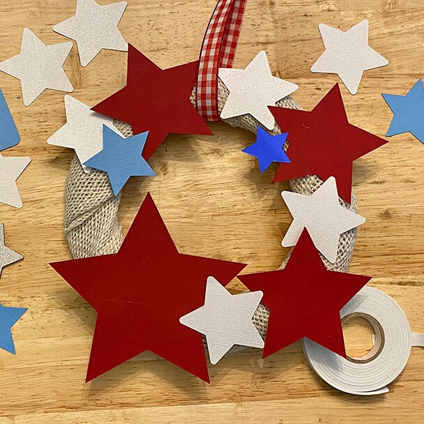 making Partriotic Wreath DIY.